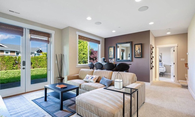Cougar Mountain House | 2BR Hideaway: Bar Vibes, Game & LEGO Joy @Bellevue