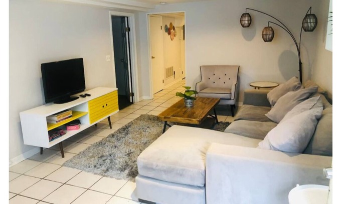 Uptown Apartment | 2BR in Andersonville-Walk to train, beach, shops and restaurants!