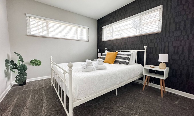 Maumee House | 2BR in Uptown Maumee walk to Metropark