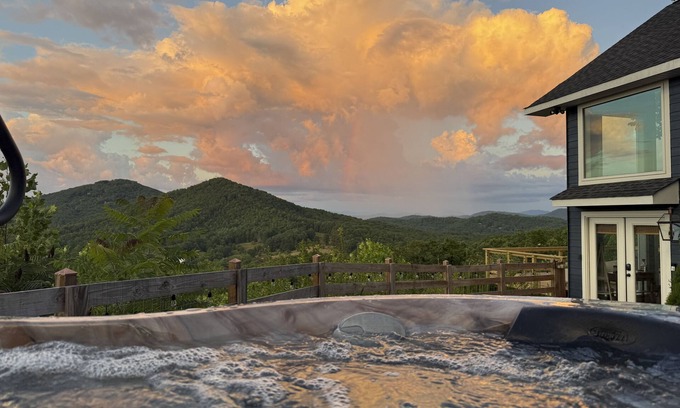 Ridgeline Vistas Cabin | 2BR Mountain chalet with loft, views & deck
