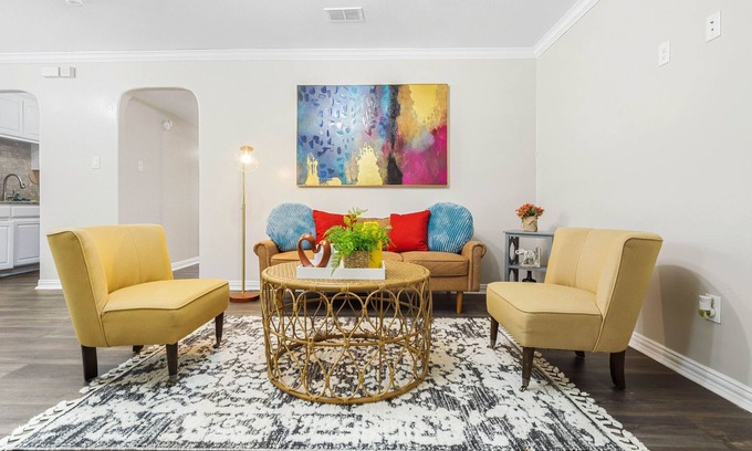 Arlington Apartment | 2BR Oasis+Free Parking+ Walking Distance to AT&T Stadium