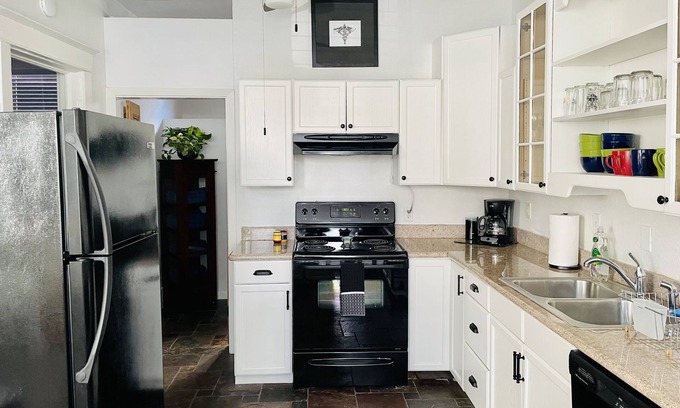 Garden District Apartment | 2Br on Magazine St, Walkable to shops, restaurants, bars and grocery