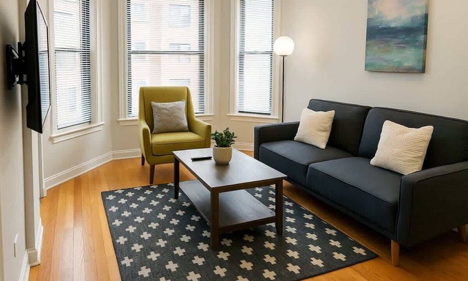 Boystown Apartment | 2BR on N Halsted St: Lakeview Living