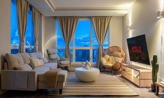 Haysboro Apartment | 2BR Penthouse » AC » BBQ » Parking » Sleeps 6