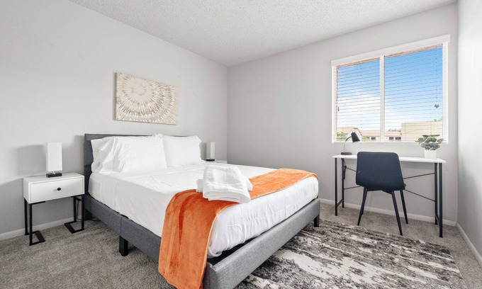 Mesa Apartment | 2BR/Pool/Gym/1 Mi To Banner Hospital