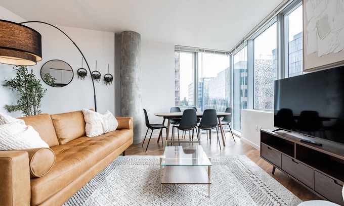 West Bellevue Apartment | 2BR | Pool, Gym & Rooftop | Bellevue | Sophari A