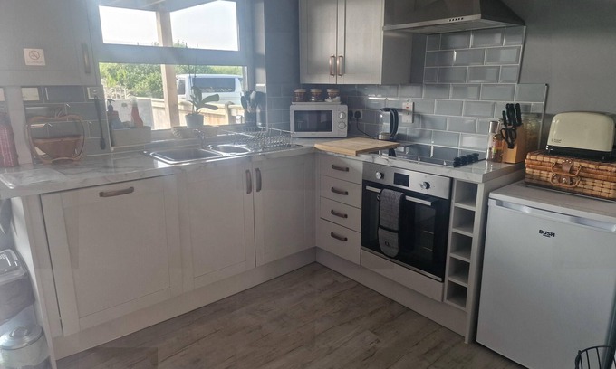Ferryside House | 2BR-Sleeps4-Balcony-PetsOK-Parking-Ferryside