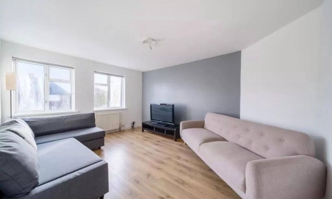 Sunbury on Thames Apartment | 2BR-Sleeps6-Parking-Garden-NearLondon