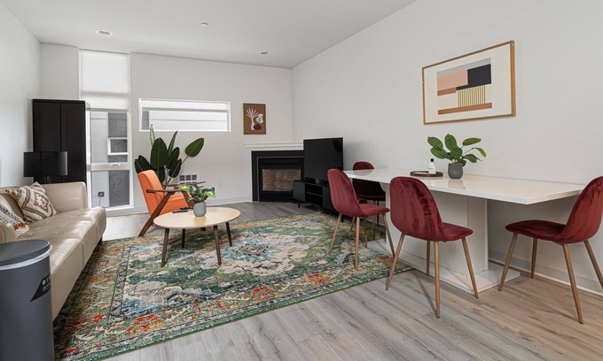 Atlantic House | 2BR Townhouse in Seattle + Pets OK