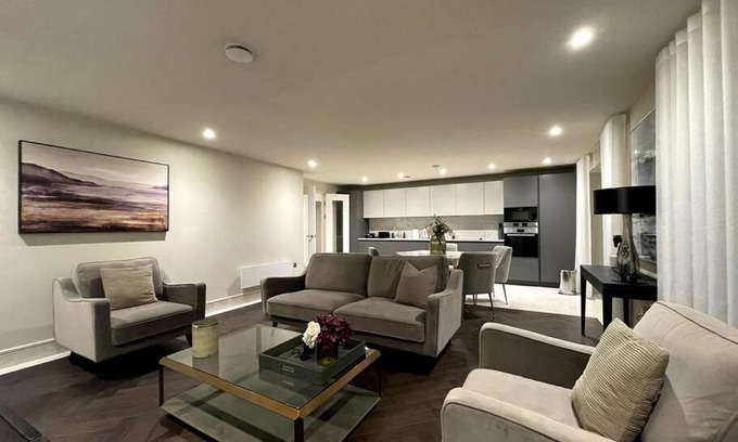 Chigwell Apartment | 2BR Urban Vista Retreat CHCL F7