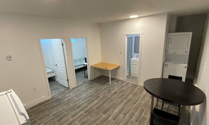 Burnaby House | 2BSuit/4minMetrotown/20minDowntown/Skytrain/Sleep4