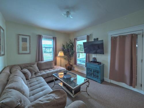 Oneonta Apartment | 2nd Base Apt 1 All Star Baseball Rentals