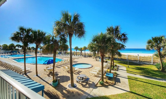 Panama City Beach Condo | 🏖️2nd Floor🏝️Beachfront Resort🌞Free Beach Chairs⚡Fireplace🔥Great location 🌴