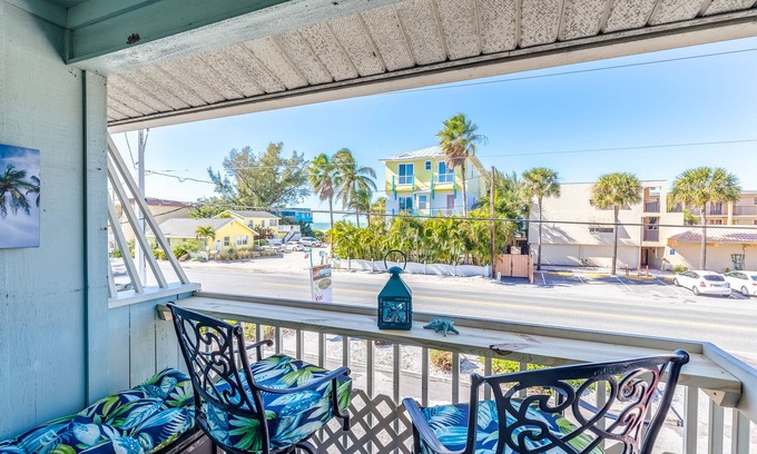 Bradenton Beach Condo | 2nd floor Bradenton Beach, Gulf view, beach view, WiFi, Balcony, keyless entry