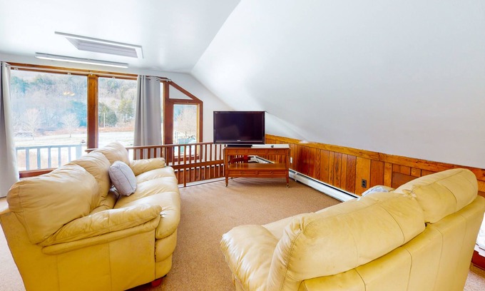 Rochester Apartment | 2nd-floor riverfront studio with mountain views, firepit, 2 canoes, & partial AC