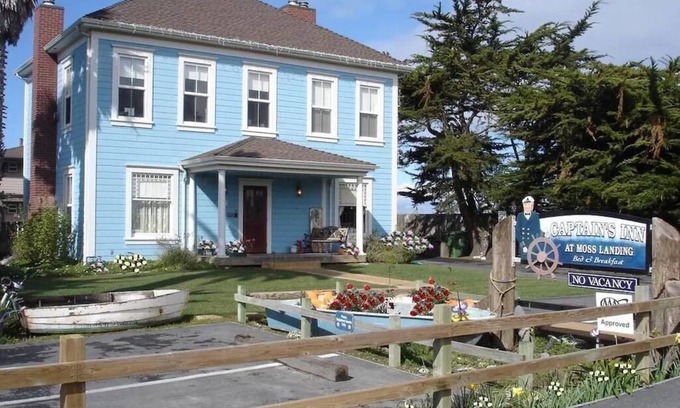 Moss Landing Hotel | 2nd floor(Upstairs/Level 01) - Historic House - Fireplace.