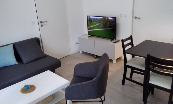 La Bocca Nord Apartment | 2p air-conditioned apartment in quiet residence with small garden