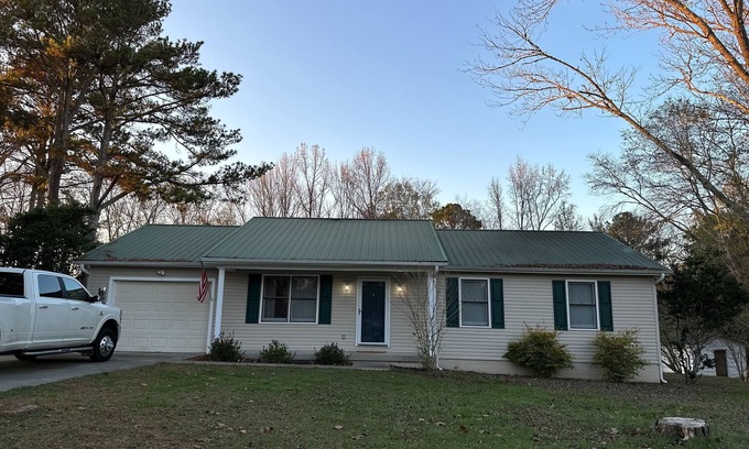 Scottsboro House | 3-5 mins from Goose Pond boat ramps, clean, inviting and many 5 star reviews!