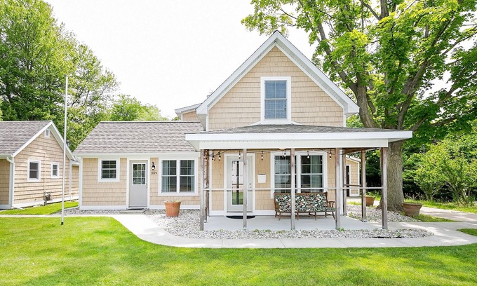 Douglas Cottage | 3 Adorable Old Fashioned Cottages In A Great Location ~ 3 Cottages At One Price!