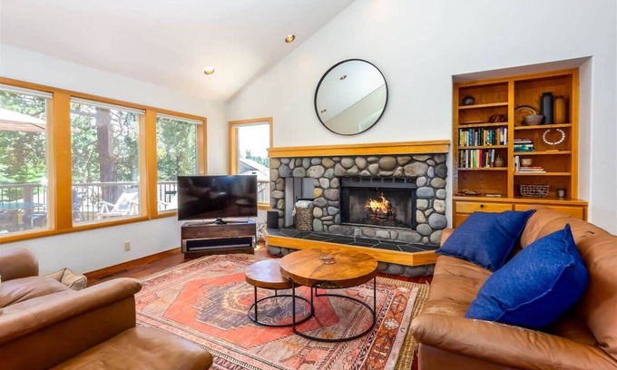 Sunriver House | 3 Bd/2.5 Ba, Pet Friendly,Hot tub, Bikes, Sunriver