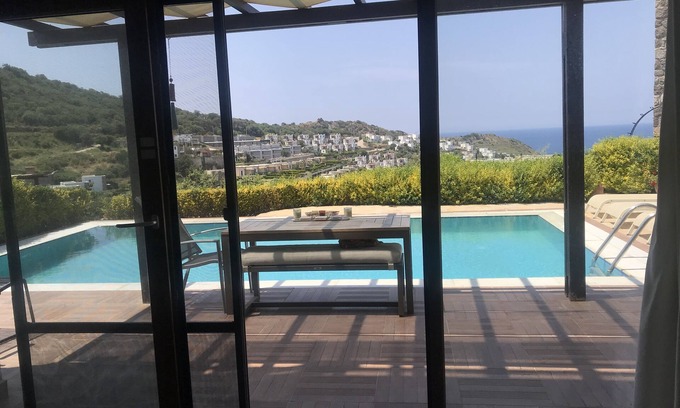 Dagbelen Villa | 3 bd 2 bth 5 min to Gumusluk Beach. Epic Sunsets & View, Private Pool, Garden