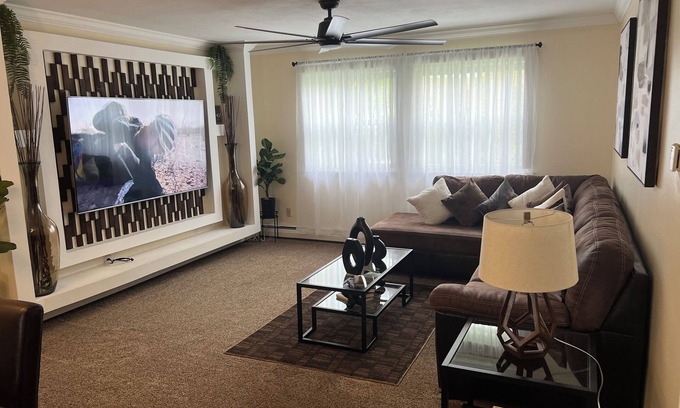 Oyster Bay Apartment | 3 BD APT central location, free parking, fast wifi