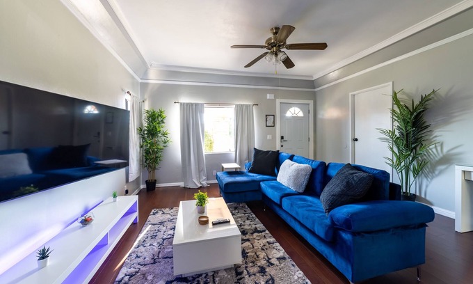 Hellman Street House | 3 Bd Home Near Downtown Long Beach w/Free Parking