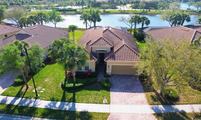 Arborwood House | 3-bd house in fantastic Plantation Golf neighborhood with pool, fitness, laundry