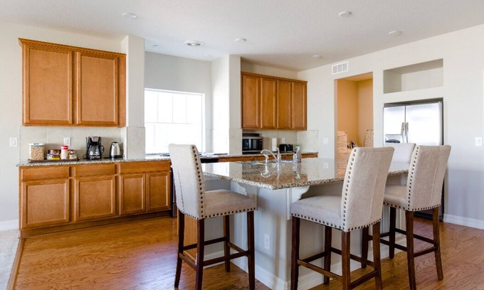Aurora House | √3 BDR Ranch Home√For Families√Backyard√Parking√Quiet