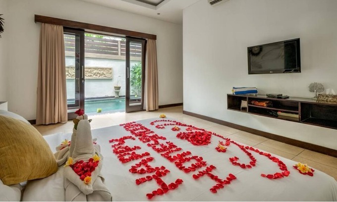 Nakula Villa | 3 BDR Villa R Close to 66 Beach