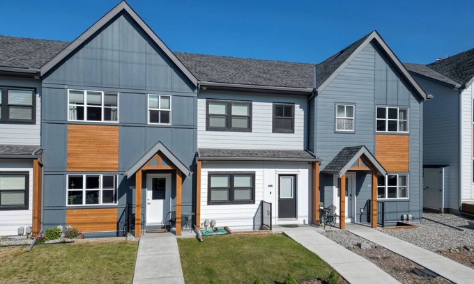 East Kootenay Condo | 3 BDRM Mountain View Condo in Radium Hot Springs, BC with Pool Table
