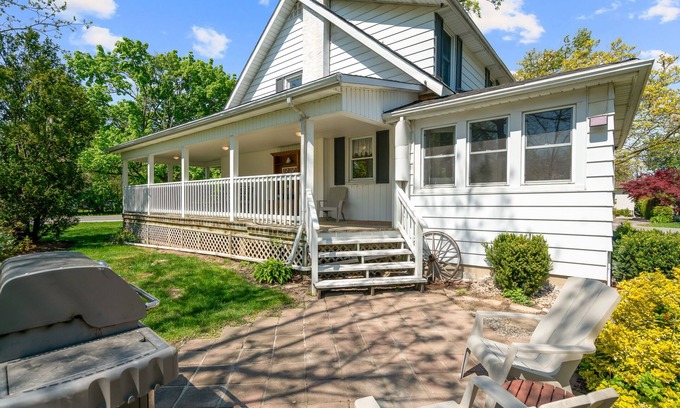 Historic Old Town Cottage | 3 Bdrm Private Cottage in Heart of Niagara, walk to Town and Minutes to Wineries