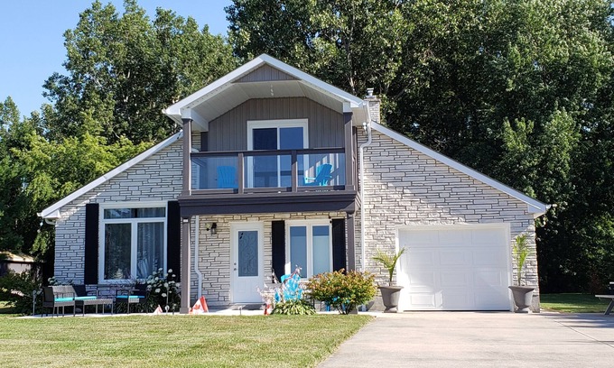 Plympton-Wyoming House | 3 Bed 2 bath ~ Bluepoint Home on Lake Huron. 20 mins to Sarnia & Bridge to USA
