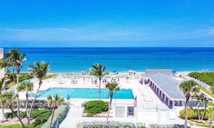 Hutchinson Island South House | 3 bed 2 bath beach home located on the Intracostal