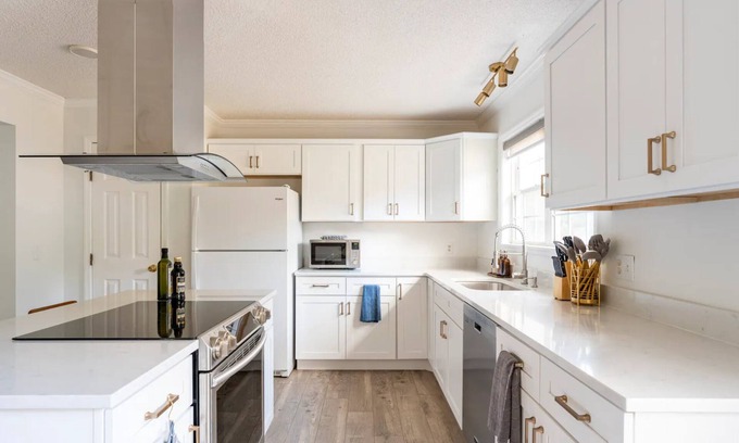 Leicester House | 3 Bed 2 Bath Cozy Mountain Home with Hot Tub and Farmland Views
