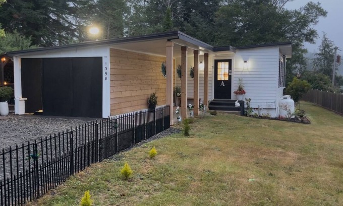 Coos Bay House | 3 Bed-2 Bath Home-Hot Tub, Workout & Game Room, Tree Fort, WiFi, Views