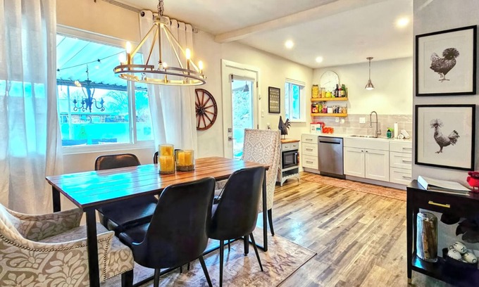 Albuquerque House | 3 Bed/2 Bath home sleeps 6! Near Nob Hill, UNM, Uptown Shopping & Dining + More!