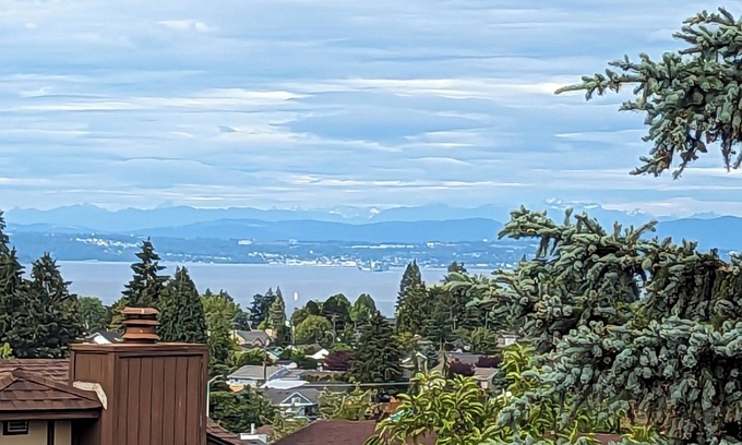 West End House | 3 bed, 2 bath home with a bay view