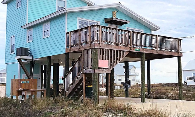 Fort Morgan House | ☀️ 🏖️ 🐾 3 BED 2 BATH SLEEPS 8 BIG DOGS WELCOME