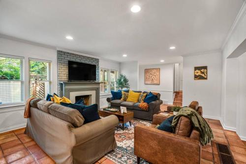 Lindridge-Martin Manor Villa | 3-Bed 2&half-Bath Pet Friendly Atlanta Buckhead Home