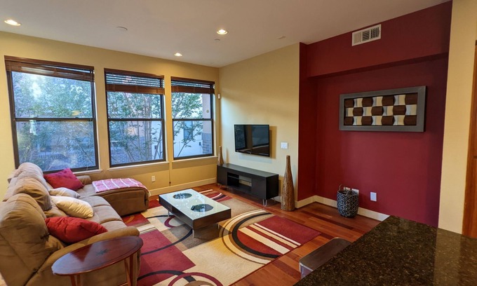 Southwest Berkeley House | 3 bed, 3 bath modern townhome in San Francisco Bay Area