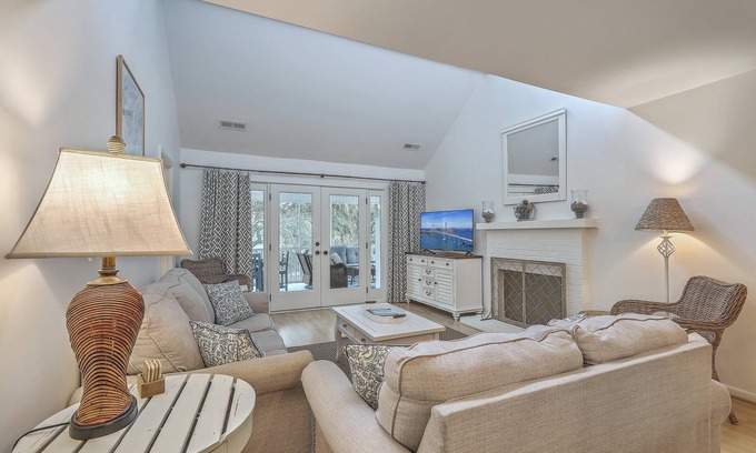 Tarpon Pond Cottage | 3 bed 3 bath with loft near everything. Pets welcome.