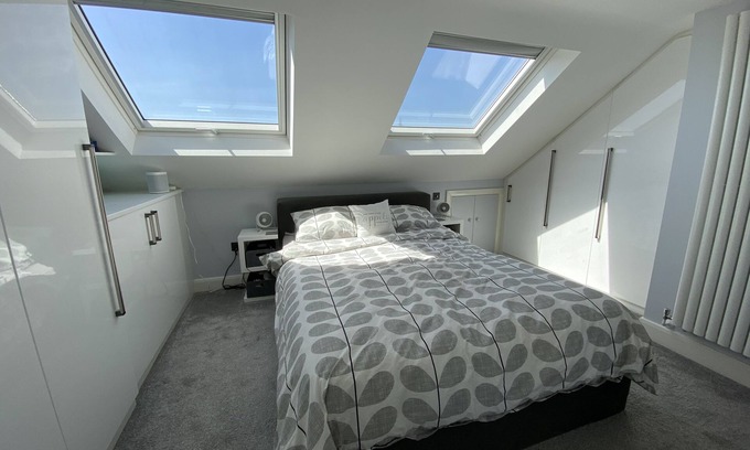 Tooting Apartment | 3 bed Apartment in Colliers Wood