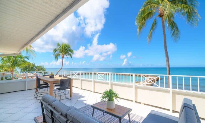 Seven Mile Beach Condo | 3 Bed Beachfront End Unit Condo w/pool + hot tub