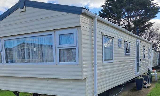 Rhyl Ski Chalet | 3 Bed Caravan - Sleeps 8 - Pets - Parking - Wifi