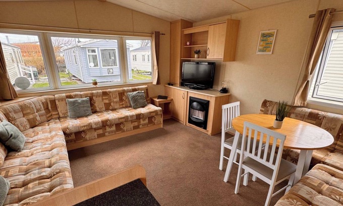 Towyn Ski Chalet | 3 Bed Caravan - Sleeps 8 - Pet friendly, Parking
