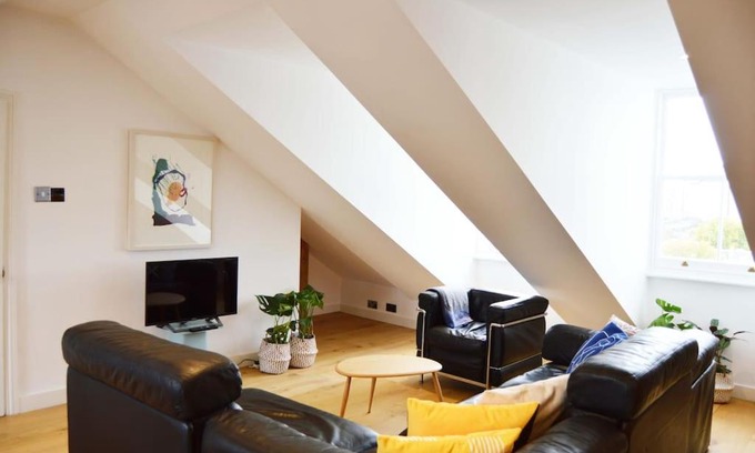 Primrose Hill Apartment | 3 Bed Duplex with Kitchen + Netflix + Wifi (Ainger Road)