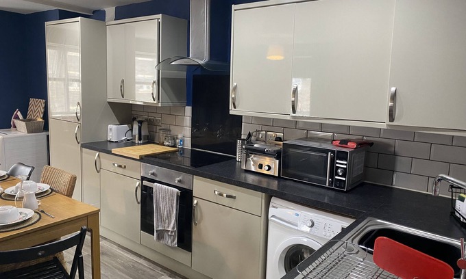 Hanham Apartment | 3 bed flat sleeps 10 free parking