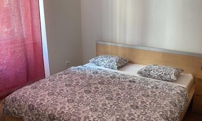 Andel Apartment | 3 Bed Flat - Sleeps 10 - Pets - Smoking - Parking