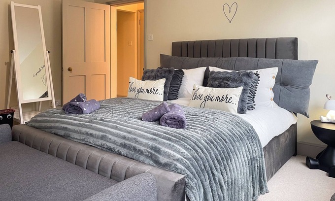 Bath House | 3-Bed gem in the heart of Bath with Bath Abbey views. Sleeps 8